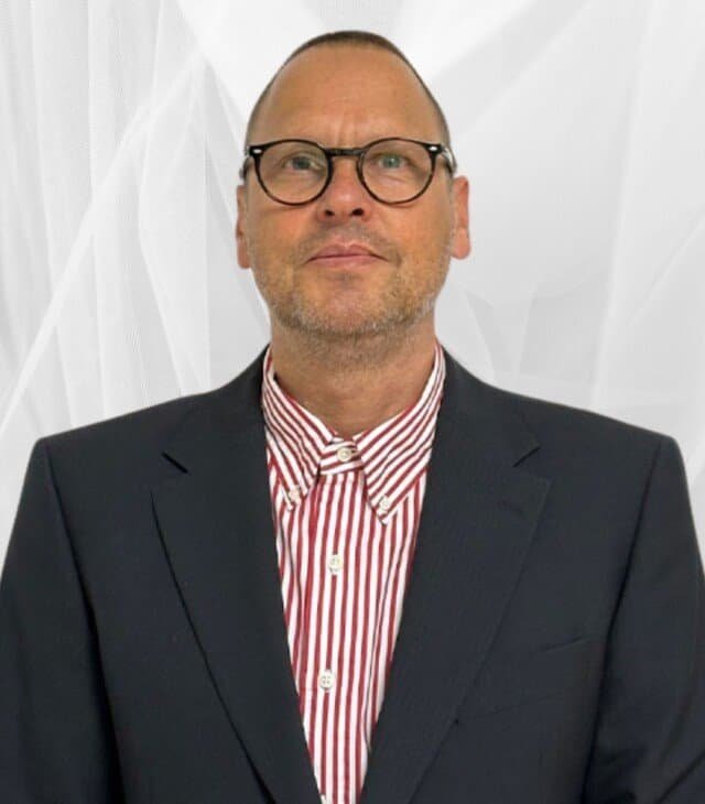 Portrait of Dr Kai Bernsmann, Orthopaedic Surgeon at Somerset Clinic.