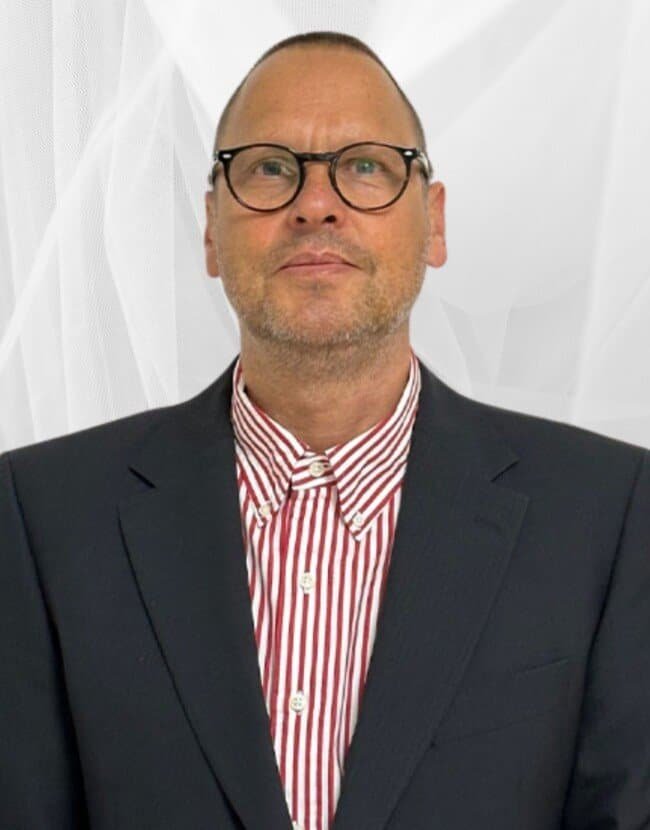 Portrait of Dr Kai Bernsmann, Orthopaedic Surgeon at Somerset Clinic.